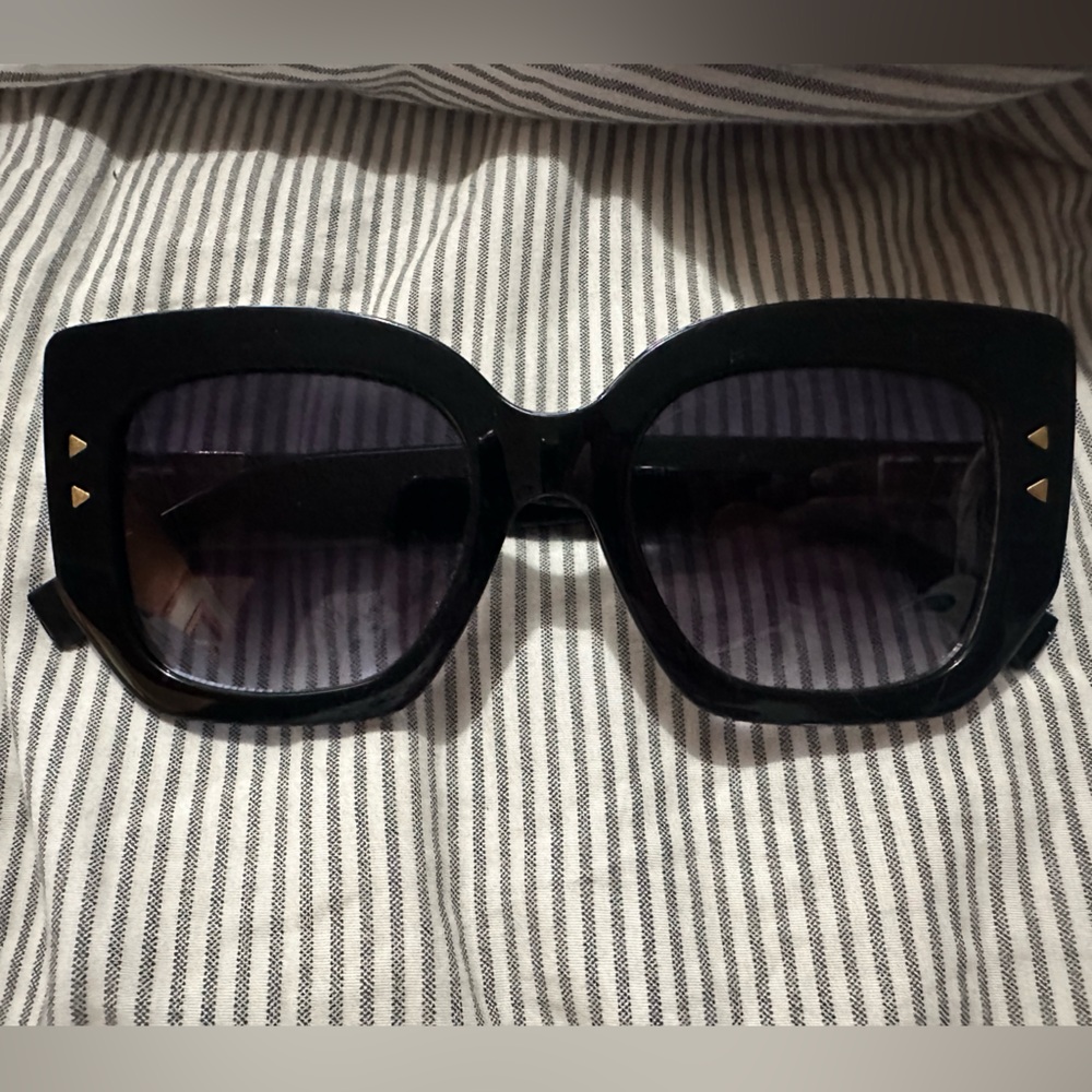 Black sunnies
